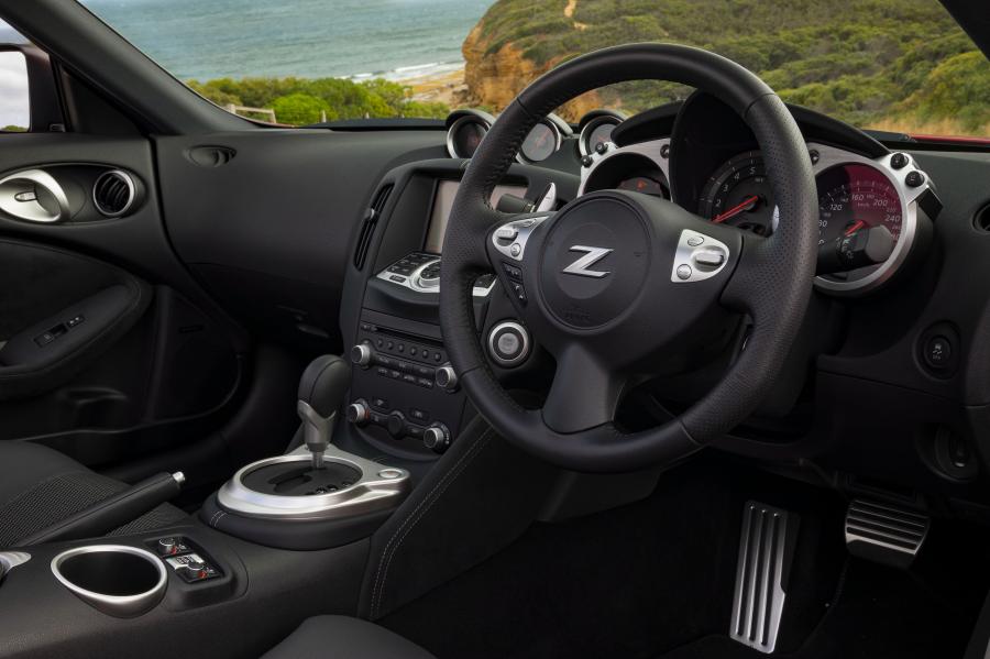 Интерьер Nissan 370Z Roadster (Z34) 2012 года  (AU) (фото 4 из 33)